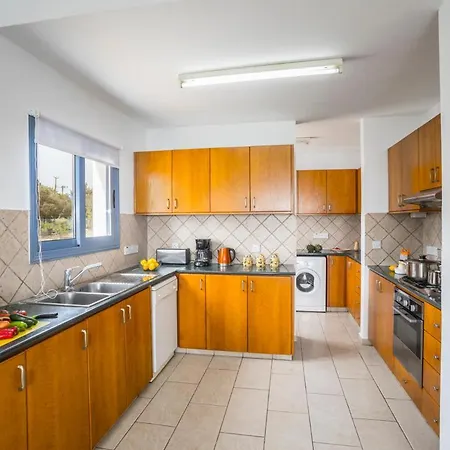 Sleeps 8 With Pool And Air Con *
