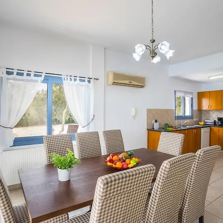 Sleeps 8 With Pool And Air Con *