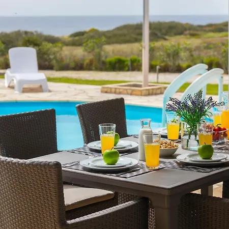 Sleeps 8 With Pool And Air Con *