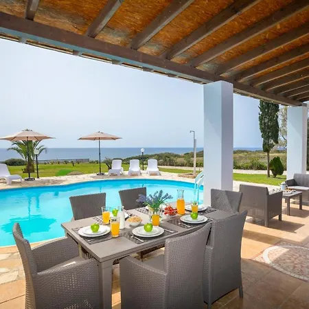 Sleeps 8 With Pool And Air Con فيلة