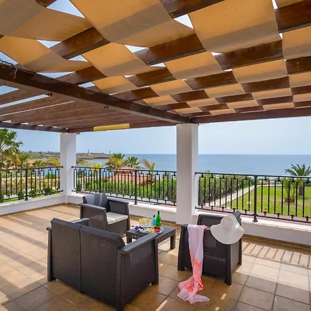 Sleeps 8 With Pool And Air Con فيلة *