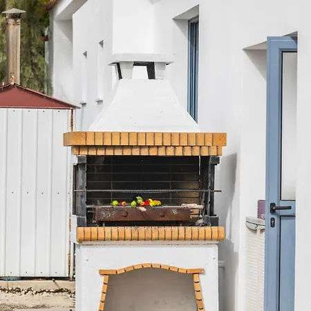 Sleeps 8 With Pool And Air Con