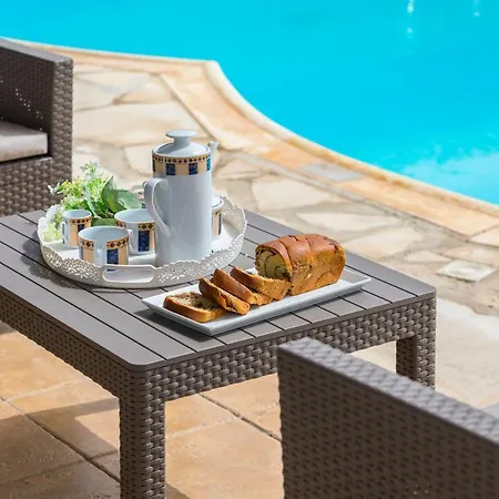 Sleeps 8 With Pool And Air Con